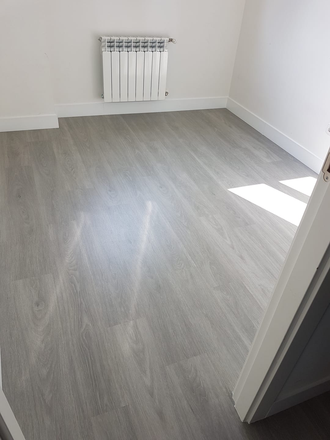 Presupuesto para instalación de suelos vinílicos en vivienda unifamiliar